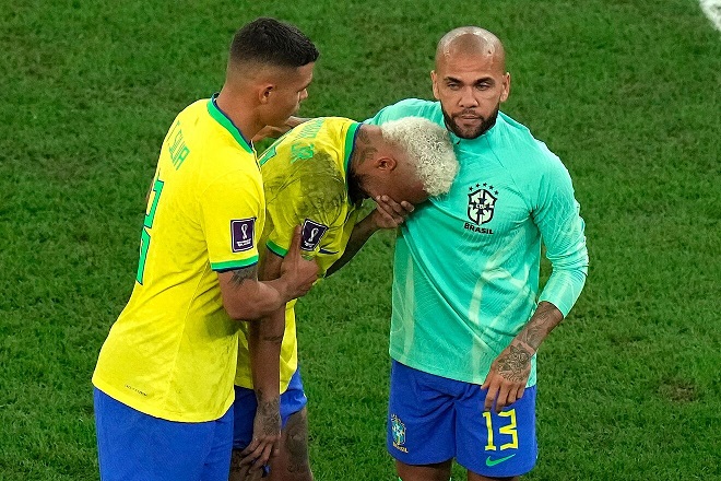 Neymar hésite à enlever le maillot du Brésil et à partir